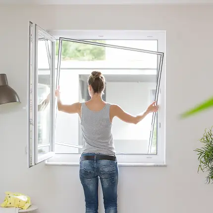 Plissee Rechteckanlage am Fenster montiert