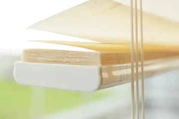 Massgefertigtes Rechteck Plissee am Fenster montiert