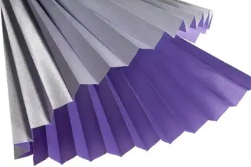 Thermo Plissee mit wärmereflektierender Rückseite am Fenster